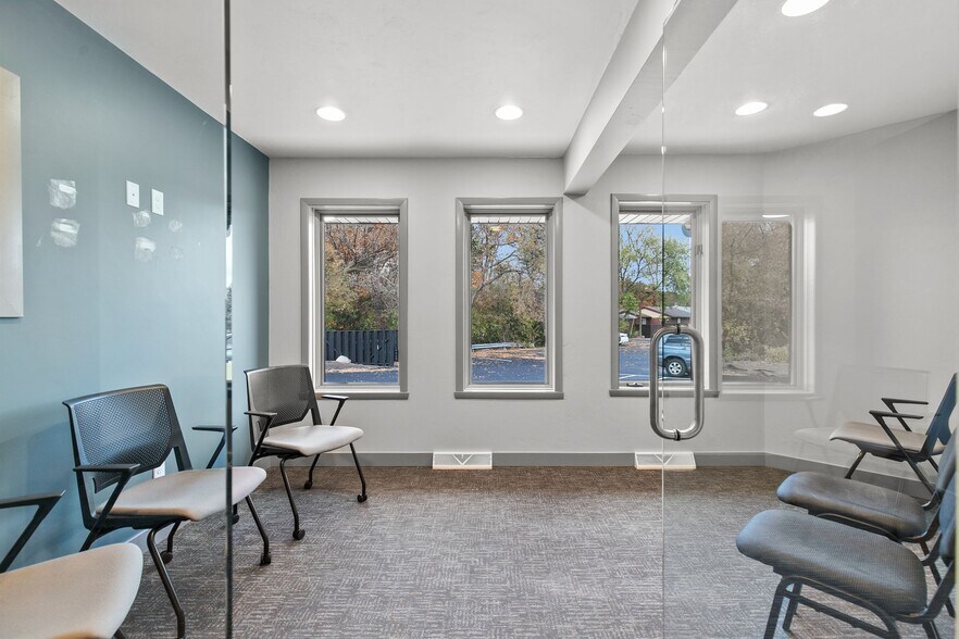 More Photos Of 2009 S Memorial Dr, Appleton Office For Sale