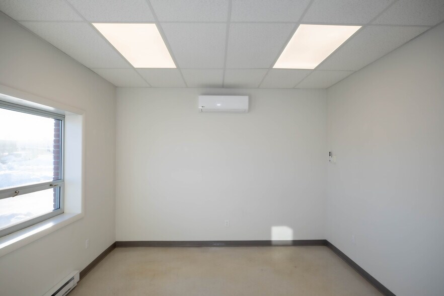More Photos Of 86 Rome St, Farmingdale Warehouse For Lease