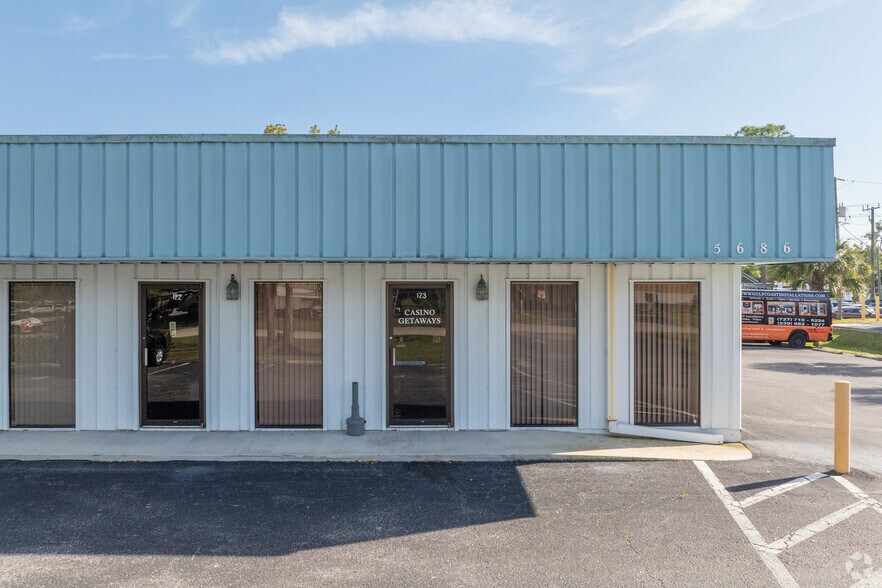 More Photos Of 5686 Youngquist Rd, Fort Myers Light Distribution For Lease