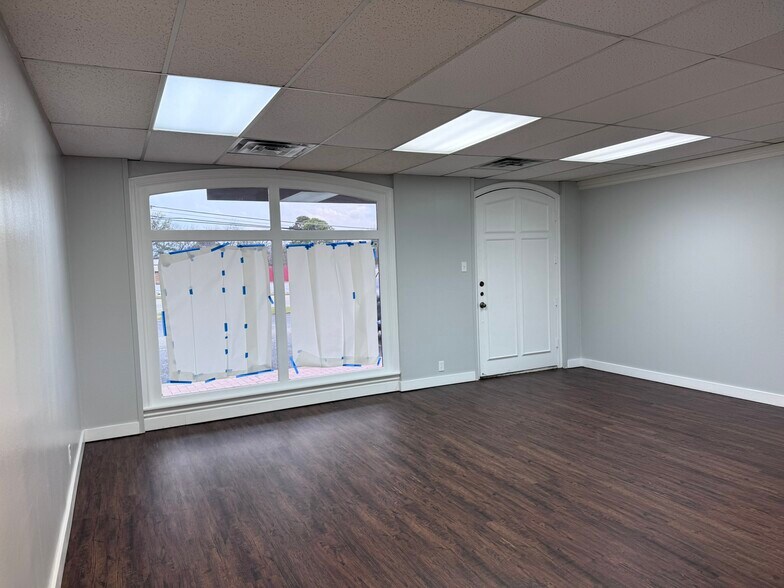 More Photos Of 556 W Bedford Euless Rd, Hurst Office For Lease