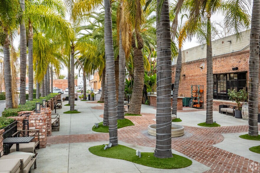 More Photos Of 100 S Main St, Santa Ana Restaurant For Lease
