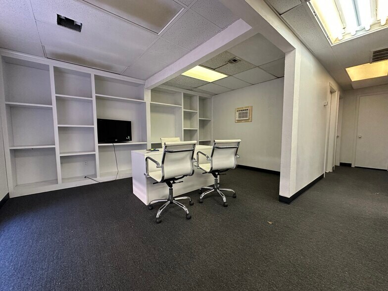 More Photos Of 1712 N Rockwelll Ave, Bethany Office For Sale
