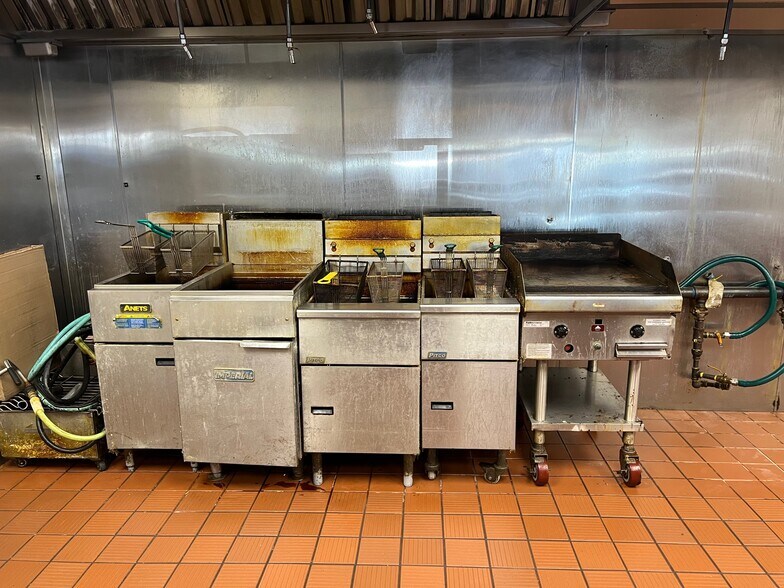 More Photos Of 10811 NE 23rd St, Spencer Restaurant For Lease