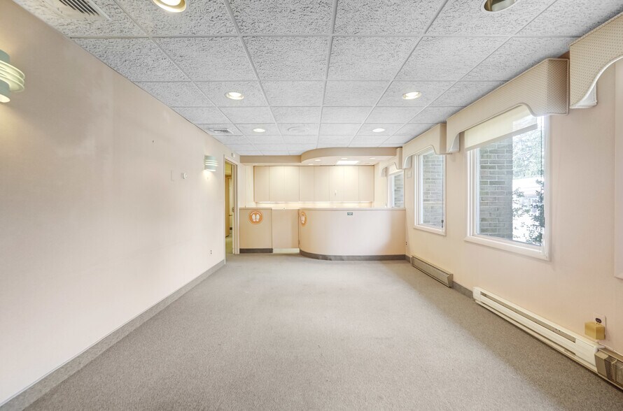 More Photos Of 385 S Maple Ave, Glen Rock Medical For Lease