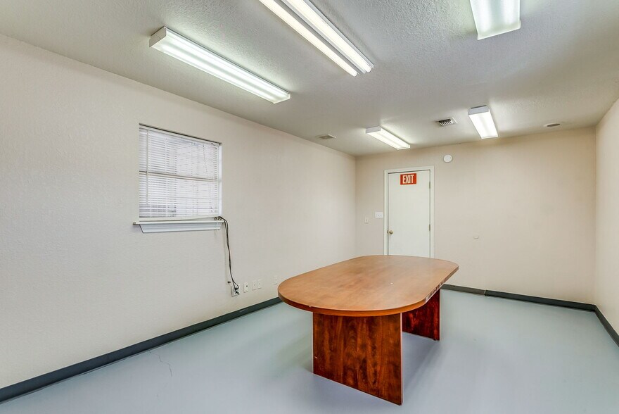 More Photos Of 3997 N US Highway 287, Alvord Warehouse For Lease