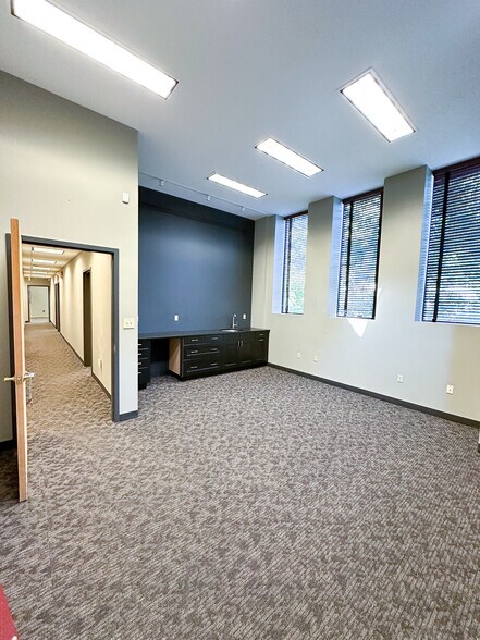 More Photos Of 8100 Ohio River Blvd, Emsworth Office For Lease