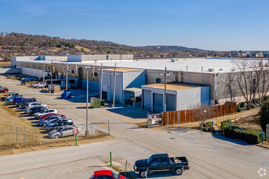 More Photos Of 1609 N Old Missouri Rd, Springdale Warehouse For Lease