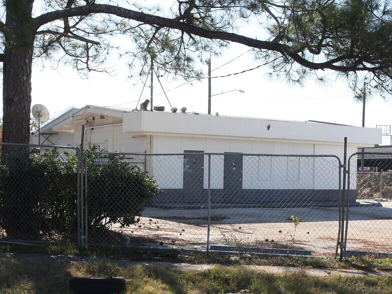 More Photos Of 10404 Northwest Fwy, Houston Service Station For Lease