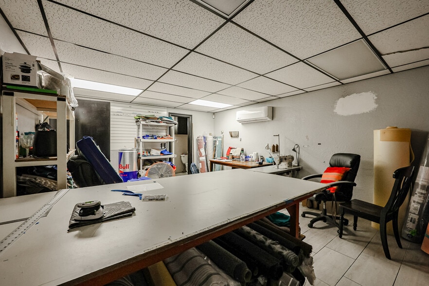 More Photos Of 236 S Alma School Rd, Mesa Showroom For Sale