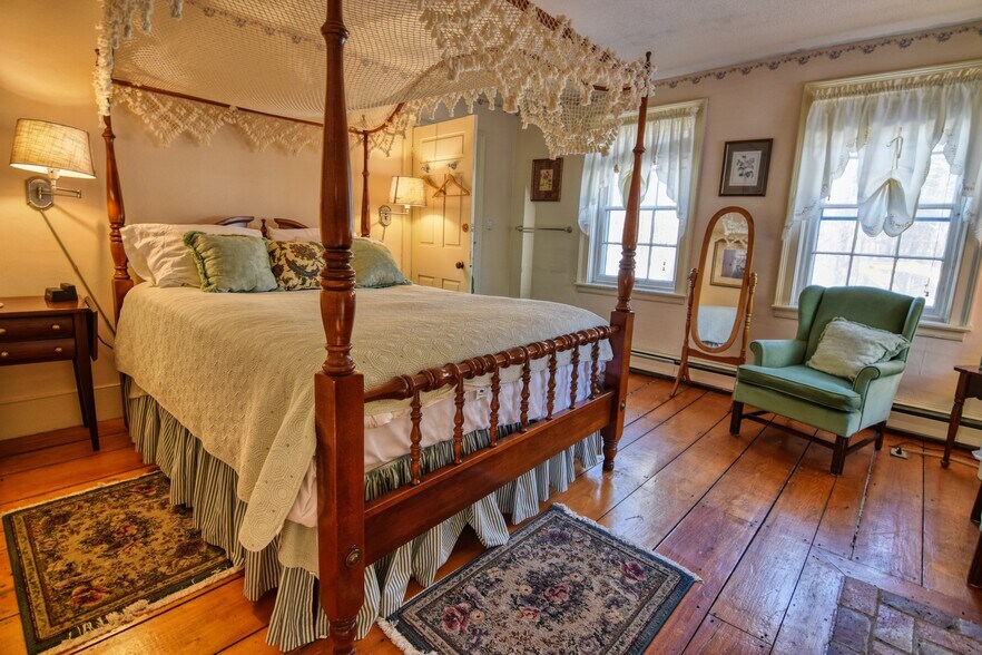 More Photos Of 27 Route 25, Plymouth Hospitality For Sale