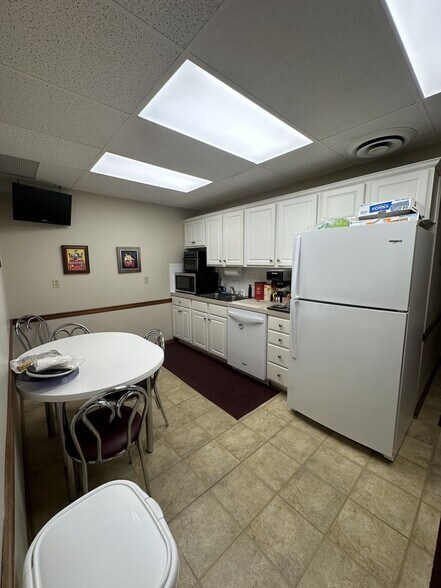 More Photos Of 215 NW Martin Luther King Jr Blvd, Evansville Office For Sale