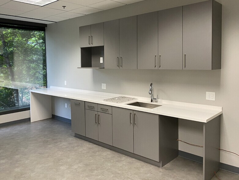 More Photos Of 900 Ashwood Pky, Atlanta Office For Lease