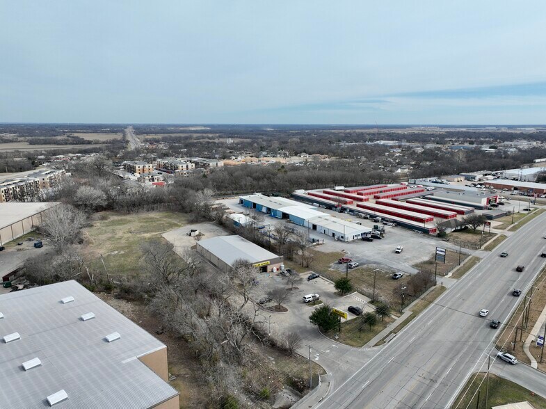 More Photos Of 902 N McDonald St, McKinney Industrial For Lease