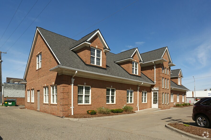 More Photos Of 14950 E Jefferson Ave, Grosse Pointe Park Office For Lease