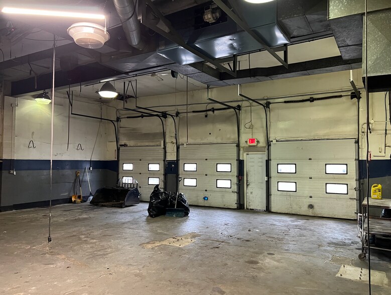 More Photos Of 29 Bridge St, Pelham Auto Dealership For Lease