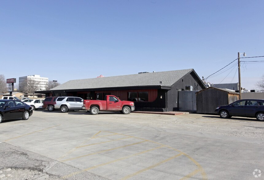 More Photos Of 3121 E Frank Phillips Blvd, Bartlesville Restaurant For Sale