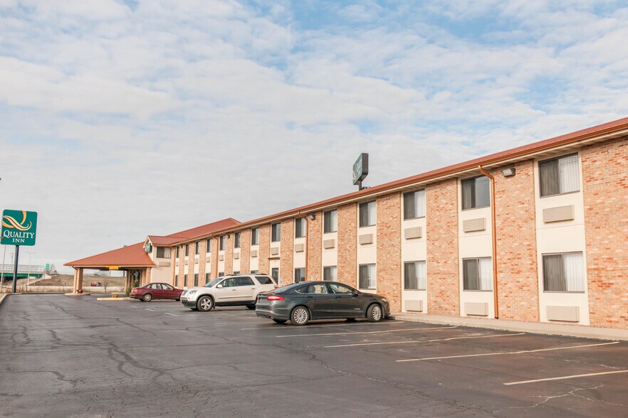 More Photos Of 1304 W Evergreen Dr, Effingham Hotel For Sale