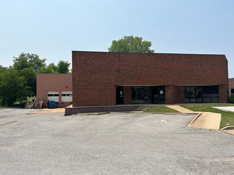 More Photos Of 251-253 Chesterfield Industrial Blvd, Chesterfield Warehouse For Sale