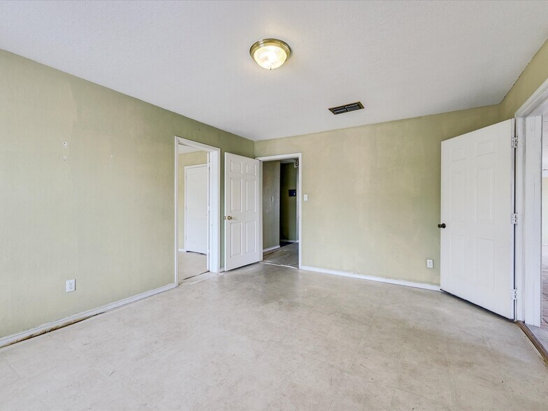 More Photos Of 1201 E Long Ave, Fort Worth General Retail For Sale