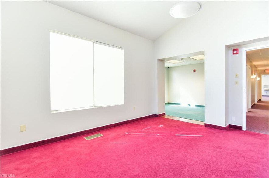 More Photos Of 8790 E Market St, Warren Medical For Sale