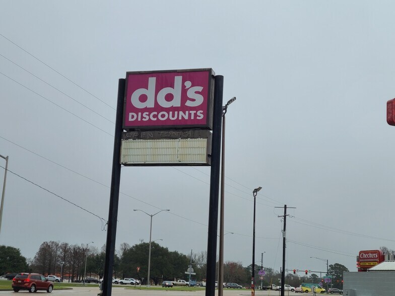 More Photos Of 215 W Willow St, Lafayette Storefront For Lease