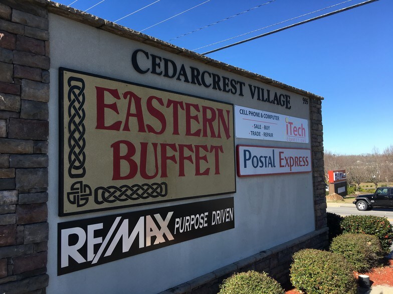 More Photos Of 955 E Main St, Lexington Freestanding For Lease