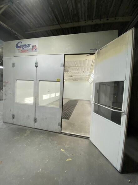 More Photos Of 6929 Laurel Canyon Blvd, North Hollywood Auto Repair For Lease