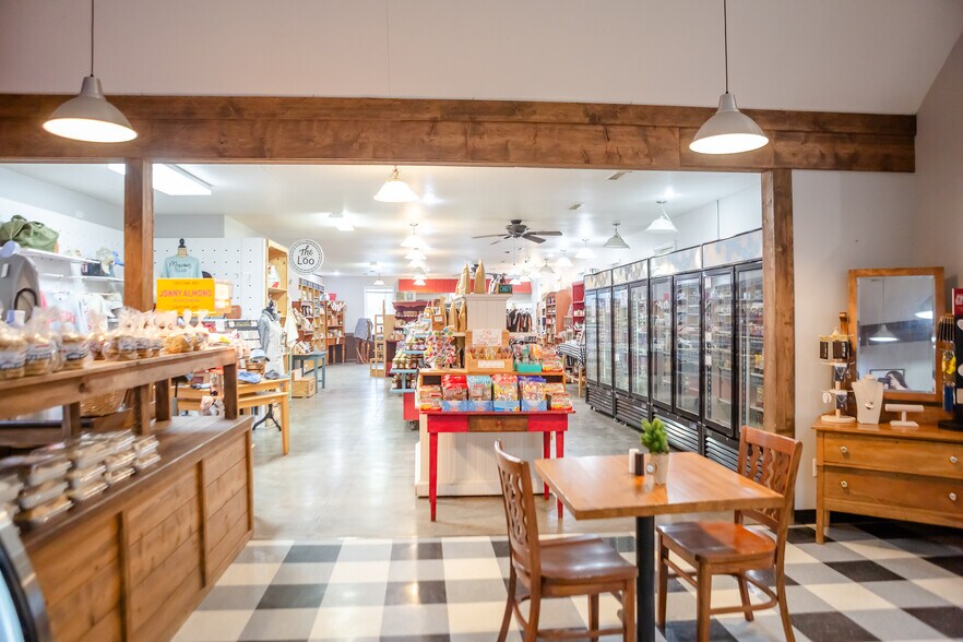 More Photos Of 2015 N Missouri St, Macon Restaurant For Sale