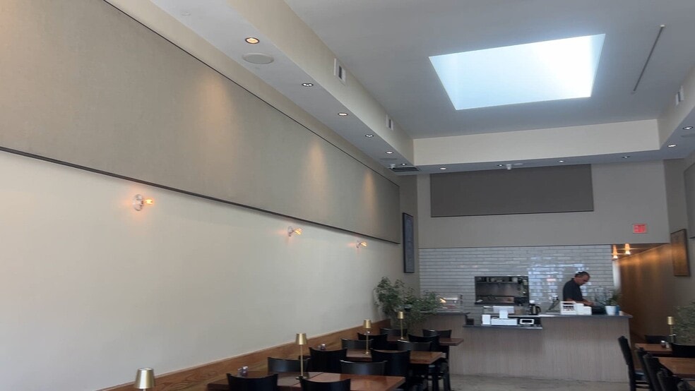 Primary Photo Of 433 N Fairfax Ave, Los Angeles Restaurant For Lease