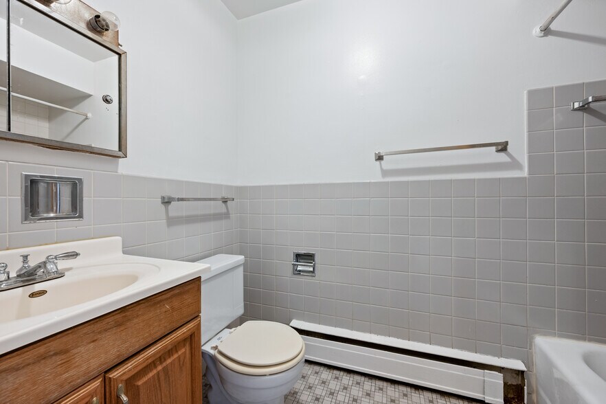 More Photos Of 7827 North Ave, River Forest Apartments For Sale
