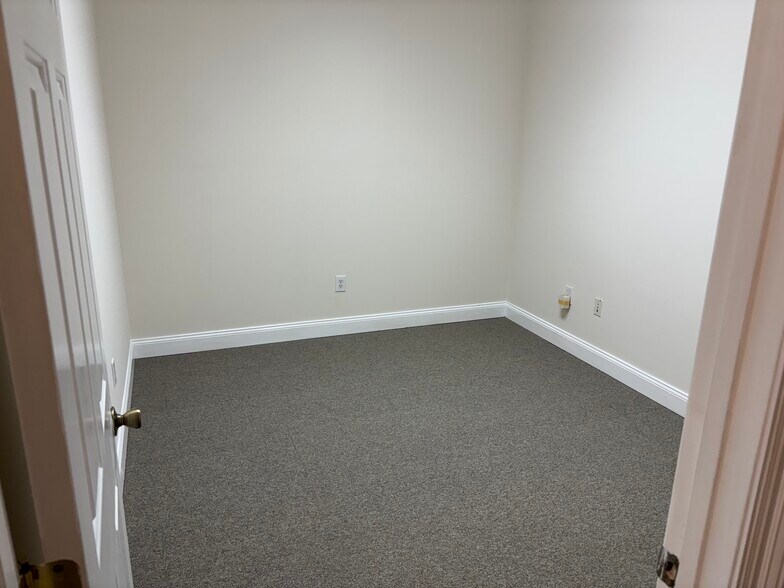 More Photos Of 100 Southpointe Dr, Byram Office For Lease