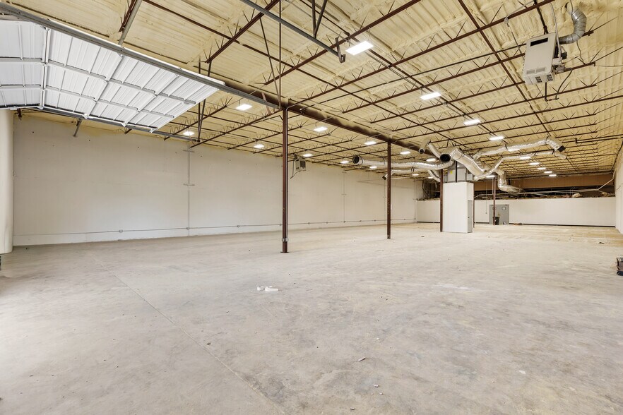 More Photos Of 10823 Sanden Dr, Dallas Flex For Lease