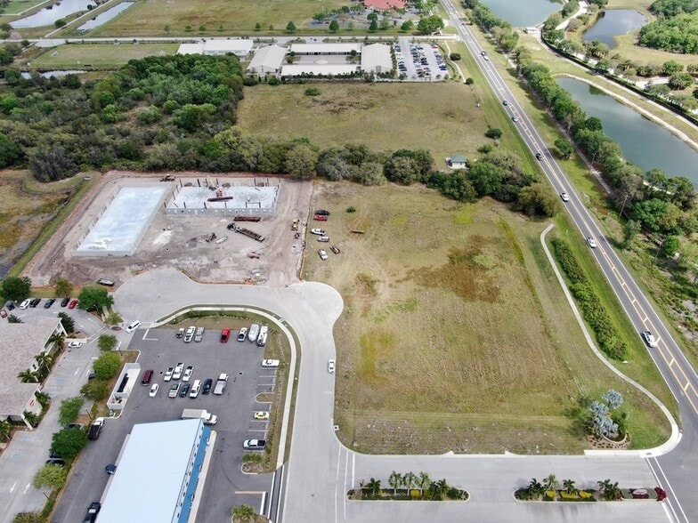 More Photos Of 8250 Vicela Dr, Sarasota Warehouse For Lease