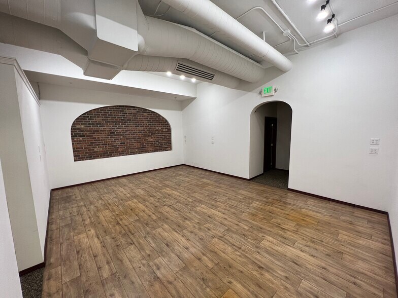 More Photos Of 300-350 E Main St, Pullman Storefront Retail Office For Lease