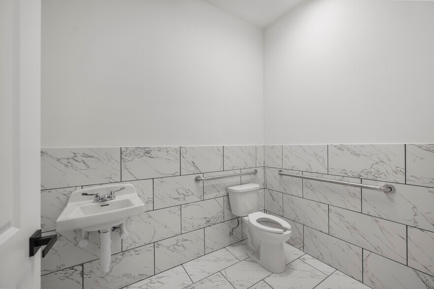 More Photos Of 284 Ed English Dr, Shenandoah Medical For Sale