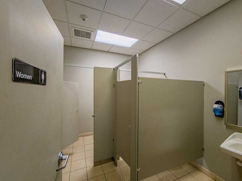 More Photos Of 806 US-82, Tifton Office For Sale