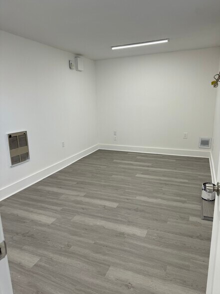 More Photos Of 943 Athens St, Gainesville Service For Lease