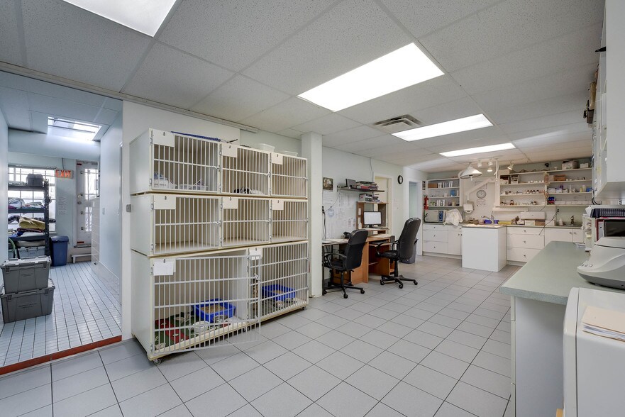 More Photos Of 3711-3763 Delbrook Ave, North Vancouver General Retail For Lease