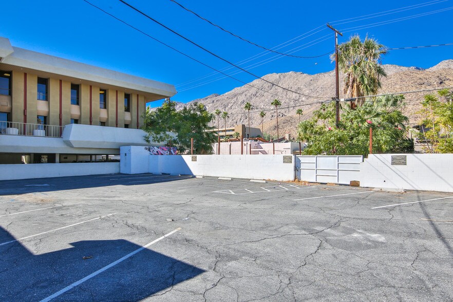 More Photos Of 311 N Indian Canyon Dr, Palm Springs General Retail For Sale