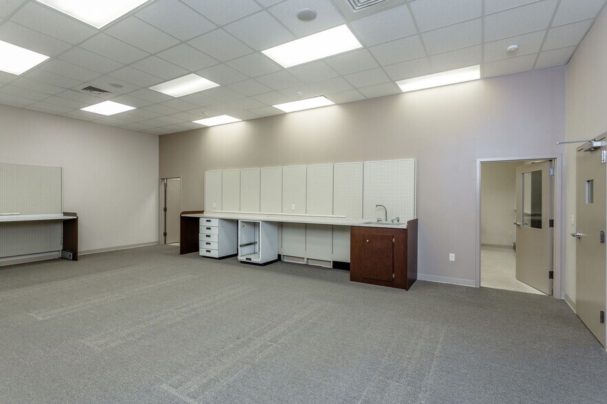 More Photos Of 16 Gosnell, Staunton Medical For Sale