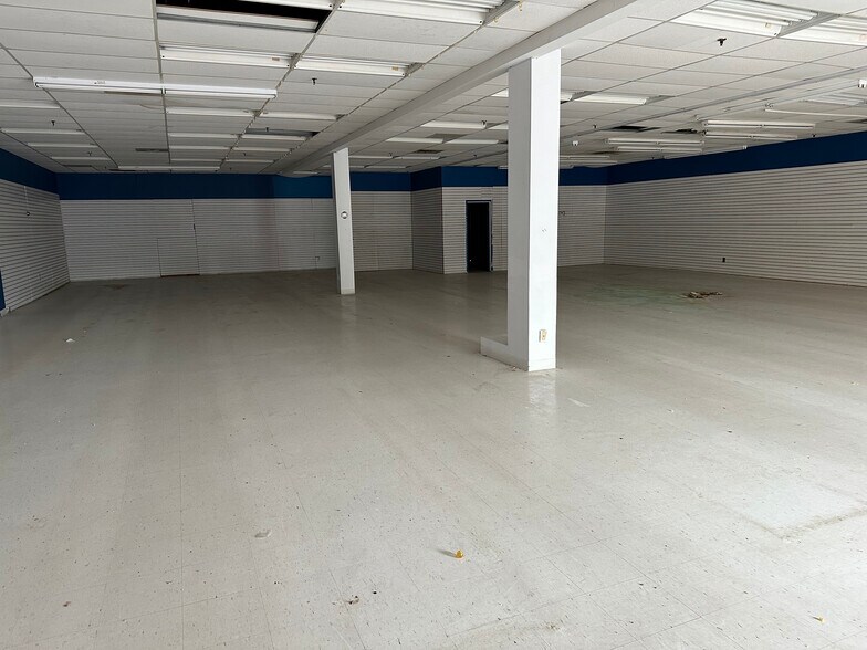 More Photos Of 111 Charles St E, Ingersoll Storefront For Lease