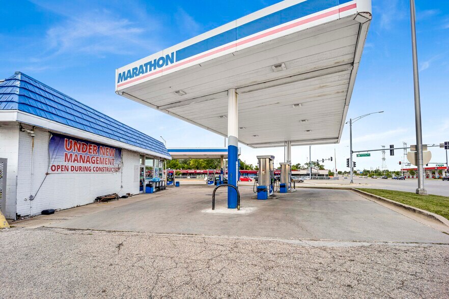 More Photos Of 21W042 Lake St, Addison Service Station For Sale