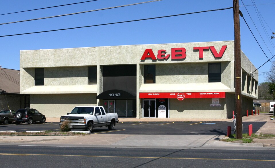 More Photos Of 1912 W Anderson Ln, Austin Office For Lease