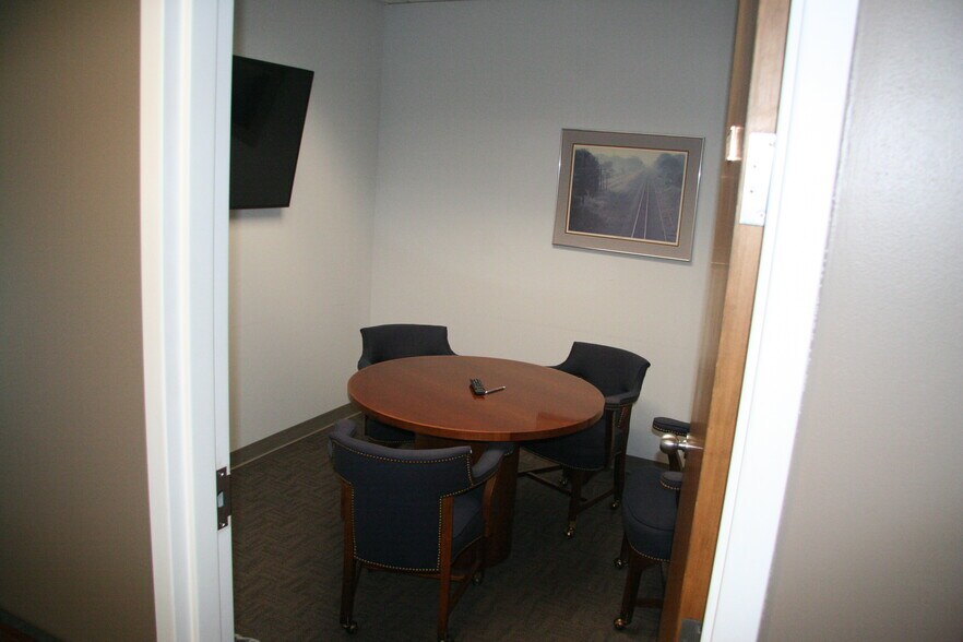 More Photos Of N28W23050 Roundy Dr, Pewaukee Office For Sale