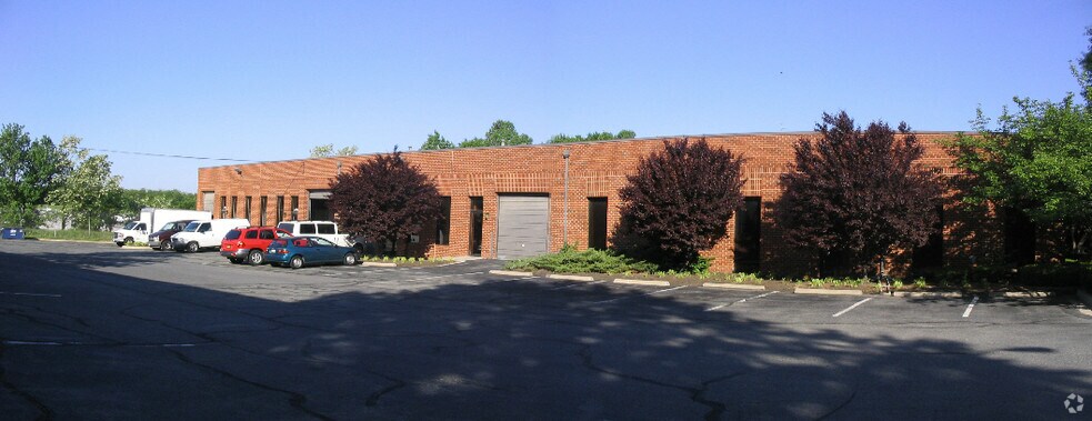 More Photos Of 7904-7914 Queenair Dr, Gaithersburg Industrial For Lease