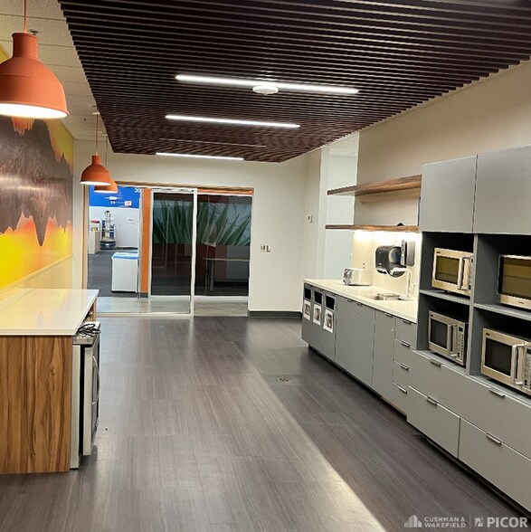More Photos Of 2700 E Commerce Center Pl, Tucson Research And Development For Lease