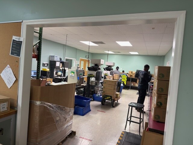 More Photos Of 878 Waterway Pl, Longwood Warehouse For Lease