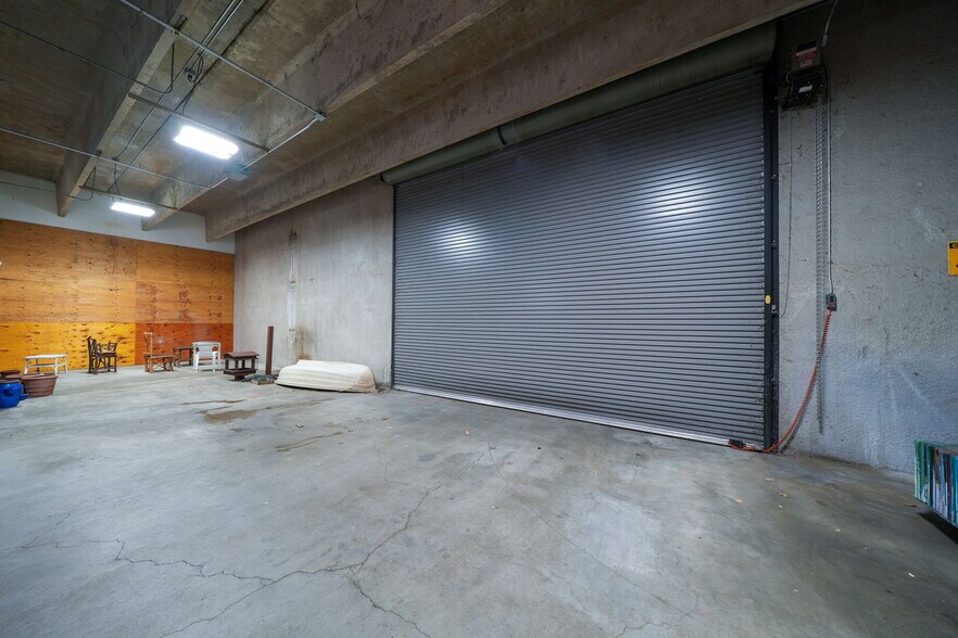 More Photos Of 1555-1557 SE Crystal Lake Dr, Corvallis Warehouse For Lease