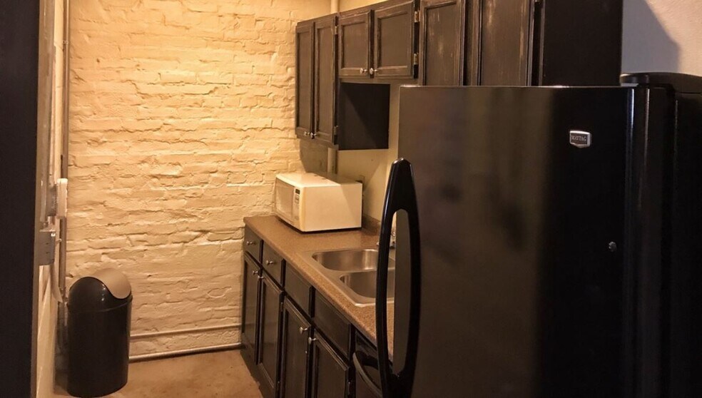 More Photos Of 1525-1527 Locust St, Kansas City General Retail For Lease