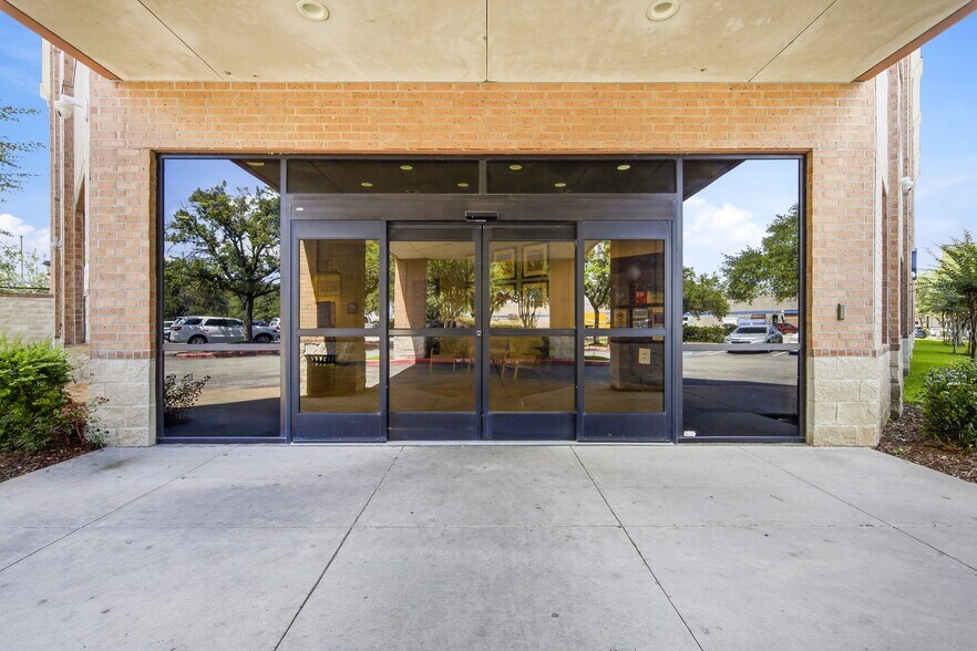 More Photos Of 3333 Bayshore Blvd, Pasadena Medical For Lease